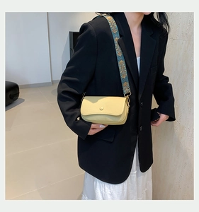 Schicke beige PU-Leder Umhängetasche mit breitem Schultergurt im Ethno-Stickerei-Stil