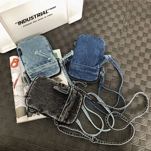 Mini-Umhängetaschen aus Denim in Hellblau, Dunkelblau und Grau mit Reißverschlussdetails