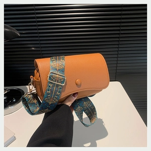 Braune PU Leder Umhängetasche mit Ethno-Gurt und geometrischem Muster Design