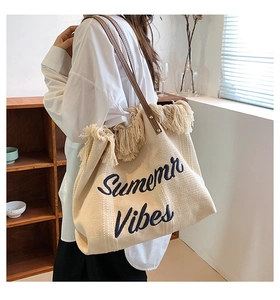 Détail du cabas en toile beige avec franges et broderie bleue Summer Vibes