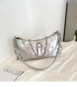 Dettaglio borsa argento in pelle PU con ricamo a farfalla rosa e catena metallica