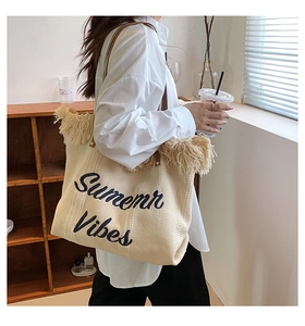 Gros plan du sac cabas tissé avec bords à franges et broderie Summer Vibes