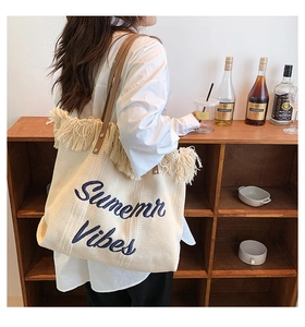 Détail du sac cabas bohème à franges avec broderie Summer Vibes et anses en cuir