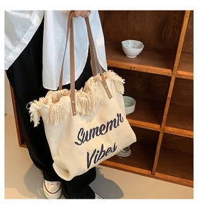 Détail du sac à bandoulière en toile avec broderie Summer Vibes et bandoulière cuir