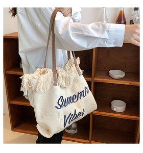 Détail du sac cabas en toile avec broderie Summer Vibes et anses en cuir marron