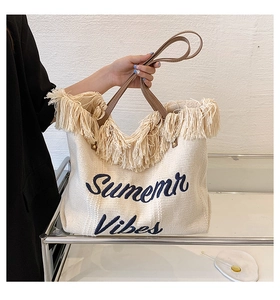 Détail du cabas en toile avec franges beiges et broderie bleue Sumemr Vibes