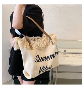 Détail du sac cabas tissé crème avec bordure à franges et broderie Sumemr Vibes