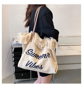 Détail du sac cabas en toile avec broderie Sumemr Vibes et garniture à franges crème