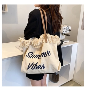 Détail de la broderie Summer Vibes sur un sac cabas en toile avec bordures frangées