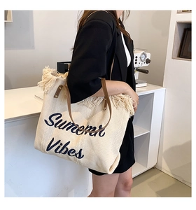 Détail du cabas tissé avec franges, anses en cuir et imprimé Summer Vibes