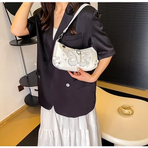 Dettaglio della borsa in pelle PU bianca con elegante stampa di farfalle e stelle
