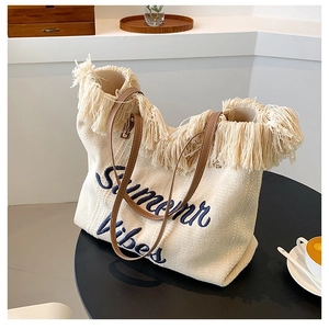 Sac fourre-tout tissé chic avec broderie Summer Vibes et garniture à franges pour les vacances