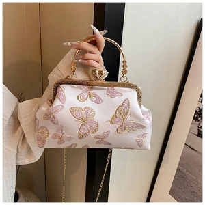 Broderie détaillée de papillons violets sur un sac de soirée en satin blanc élégant