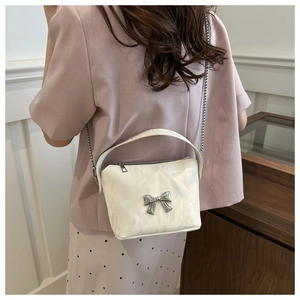 Détail du sac bandoulière blanc plissé en cuir PU avec un nœud décoratif en métal argenté
