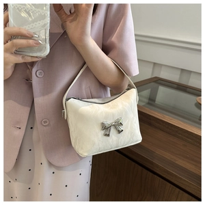 Détail du sac à main crème en PU avec texture perlée et nœud argenté pour femmes