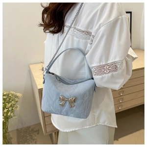 Détail du sac nuage plissé bleu clair en PU avec nœud argenté et bandoulière chaîne