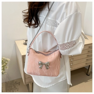 Sac bandoulière rose plissé avec nœud en métal argenté et bandoulière chaîne élégante