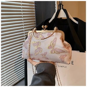 Sac bandoulière en soie rose avec broderie papillon dorée et chaîne métallique