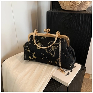 Sac de soirée chic en soie noire avec broderie papillon dorée et poignée en métal