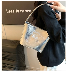 Détail du sac à épaule en PU argenté métallisé avec texture froissée et texte minimal