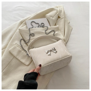 Sac à Épaule Tendance en Cuir PU Plissé pour Femmes Avec Nœud en Métal Bandoulière Chaîne Argent Petit Sac à Main