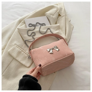 Sac à bandoulière en similicuir rose avec boucle nœud et chaîne à billes argentée