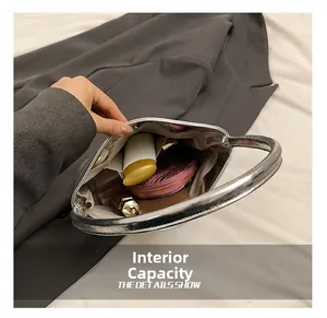 Détail montrant la capacité intérieure de ce mini sac à main argenté métallisé chic