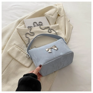 Sac bandoulière bleu pâle en cuir PU texturé avec nœud argenté et bandoulière chaîne