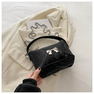 Sac bandoulière en similicuir plissé noir avec nœud argenté et bandoulière chaîne
