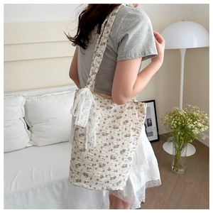 Sac fourre-tout à fleurs de style français avec détail de nœud en dentelle blanche