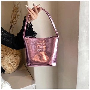 Gros plan d'un sac cabas en cuir PU rose métallisé avec plis naturels et détails du logo