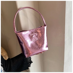 Détail du sac à main tendance en cuir PU rose métallisé avec poignée pour femme