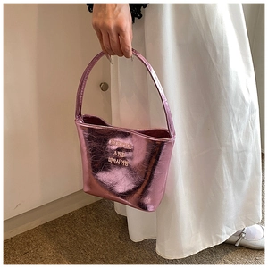 Détail d'un sac à main rose en cuir PU métallisé avec poignée et texte imprimé