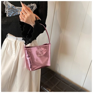 Sac fourre-tout en cuir PU rose métallisé avec texte stylé dans un décor de mode