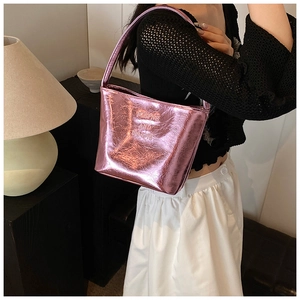 Détail du sac à bandoulière en PU rose métallisé avec texture froissée et logo