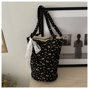 Sac fourre-tout matelassé noir à imprimé fleuri jaune avec un nœud en dentelle
