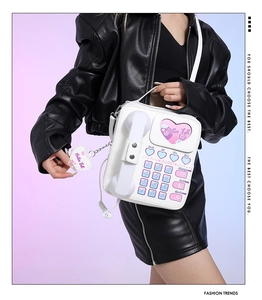 Détail d'un sac à bandoulière blanc en similicuir en forme de téléphone avec cœur vitré