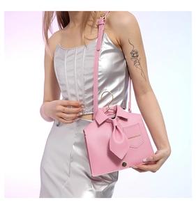 Détail du sac à main rose en PU en forme de chemise avec cravate et poignée en métal