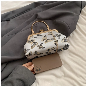 Sac à bandoulière en soie blanche élégant avec broderie papillon dorée et poignée