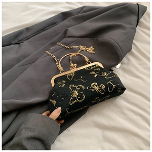 Sac de soirée rétro en soie avec broderie papillon dorée et poignée ronde en métal
