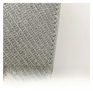 Gros plan de strass argentés de qualité sur tissu en maille pour sacs à main