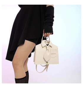 Détail du sac à bandoulière créatif en cuir PU en forme de chemise avec cravate et poche déco