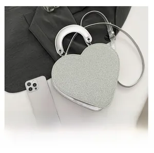 Sac cœur argenté pailleté comparaison de taille avec smartphone et bandoulière