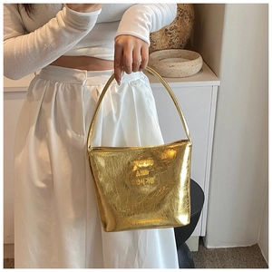 Détail du sac à bandoulière en cuir PU doré avec texture plissée et poignée élégante