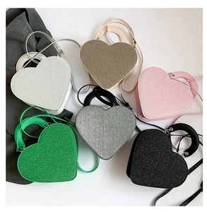 Collection détaillée de sacs bandoulière en PU en forme de cœur en six couleurs pailletées