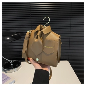 Sac à bandoulière créatif en cuir PU marron avec design chemise et poignée dorée