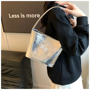 Détail du sac à main argenté métallisé avec texture froissée et bandoulière