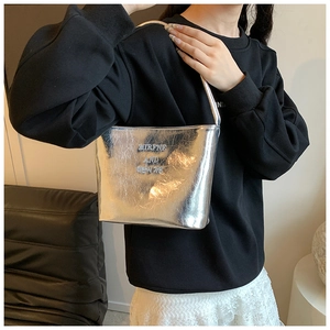 Détail du sac à bandoulière en PU argenté métallisé avec texture froissée tendance