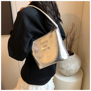 Sac fourre-tout argenté en cuir PU avec texture plissée et texte élégant imprimé