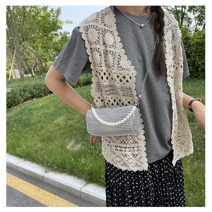 Détail des strass brillants, de la poignée en perles et de la chaîne de ce sac à main
